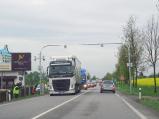 Kraj dnes ráno spustil testovací provoz dynamických vah za 3,3 milinony u Velkého Meziříčí. Ostrý provoz vážení je naplánován od září.