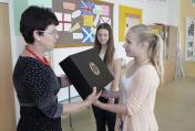 Žákyně ZŠ Oslavická vyhrála v jazykové soutěži netbook, její spolužáci hodnotné knihy. Více informací přineseme brzy.