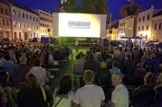 Kinematograf Bratří Čadíků v pátek poprvé promítal na náměstí. Více než dvě stovky diváků vidělo film Vejška. Během představení byla možnost přispět na fond Konta bariéry.