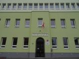 Základní škola na Sokolovské stále vylepšuje své prostředí. Nově se na opravené fasádě objevil parádní nápis s názvem školy.