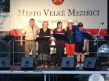 V sobotu večer na náměstí hráli a zpívali manželé Konvalinkovi a Poláškovi neboli KuSPoKon.