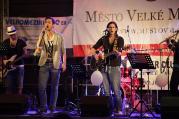 Tři bratři Morasové, zpěvačka Zuzana a hráčka na flétnu zahráli to nejlepší z řecké hudby v neděli večer na náměstí.