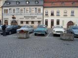 V neděli byly na náměstí k vidění tři historické vozy Škoda.