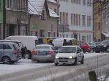 Sníh a silný vítr komplikují dopravu ve městě. Po 14 hodině se na ulici Hornoměstská stala nehoda dvou osobních aut bez zranění.