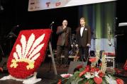 Ples města byl zahájen starostou krátce po 20 hodině. Hlavní hvězda plesu skupina Težkej Pokondr vystoupí ve 22.30 hodin. Podiu domunuje obří znak města složený z šesti set živých karafiátů.