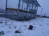 Autobusovou zastávku u ZŠ Oslavická vandalové rozbili zřejmě touho dlažební kostkou.
