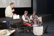 Více jak stovka diváků přišla ve čtvrtek na Dakarskou show s názvem Vařili jsme benzín s Tomášem Ouředníčkem a navigátorem Pavlem Vaculíkem. Dvou a půl hodinové vyprávění moderoval Ivo Kaštan.