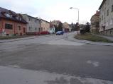 V ulici Nad Gymnáziem se objevily v obou směrech mobilní zákazy stání.
