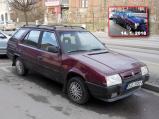 Na parkovišti u Kotvičky přibližně již 2 měsíce stojí auto a lidé si stěžují, že nemají kde parkovat. Pokud znáte majitele, ať si přeparkuje.