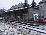 Vlaková zastávka se začíná měnit. První okna byla zazděny.