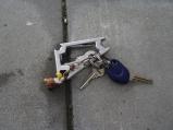 Pokud jste ztratili tyto klíče. Najdete je na dveřích Jednoty na Družstevní ulici.