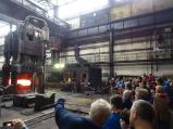Lidé si ve sváteční den prohlédli největší výrobní závod našeho regionu žďárský ŽĎAS. Celkem sem za první májové dopoledne zavítalo přes 3200 lidí. Největší zájem byl o kovárnu, kde se kulo na 1200°C rozžhavené železo.
