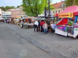 Řemeslné trhy na náměstí ve Velkém Meziříčí.