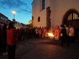Křesťané u kostela po 21 hodině zapálili z ohně svíčky, konala se svatodušní vigilie.