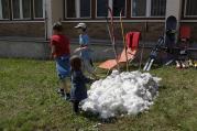 Děti oslavily svůj den již tuto neděli na zahradě knihovny. Zcela netradičně soutěžemi v zimních radovánkách. Dokonce nechyběl opravdý sníh.