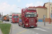 V sobotu o půl jedné projelo více jak 100 náklaďáků centrem Velkého Meziříčí. Byla to spanilá jízda z šeborovské truckshow.