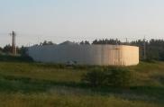 Do opuštěné bioplynky za městem se pustili sprejeři. Betonová nádrž na digestát je zasažena prvním grafity.