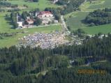 Policie z vrtulníku zachytila stav parkoviště po mistrovství světa horských kol v Novém Městě na Moravě. Hromadný odjezd aut.