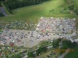 Policie z vrtulníku zachytila stav parkoviště po mistrovství světa horských kol v Novém Městě na Moravě. Hromadný odjezd aut.