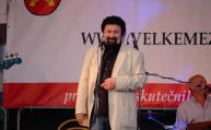 Lidé byli v sobotu večer potěšeni koncertem Vladimíra Waldy Nerušila, který zpíval legendární písně fenomenálního Waldemara Matušky.