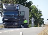 Policisté ve středu odpoledne kontrolovali kamiony na silnici II/602 před Velkým Meziříčím u odbočky k Jestřábci.