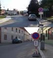 U výjezdu z náměstí, před a za bránou je vyhrazena zóna se zákazem stání.
