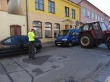 Případ rozjetého traktoru už řeší státní policie, která příprad zadokumentuje a vyzve příbuzené majítele k odstranění traktoru.