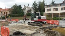 Práce na okružní křižovatce na Třebíčské běží i v neděli odpoledne.