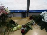 Na tragicky zesnulého hokejového rozhočí Pavla Lainku vzpomínají také na stadionu ve Velkém Meziříčí.