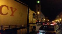Zmatený polský řidič kamionu večer kroužil po náměstí.