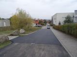 Aby toho asfaltování nebylo málo, nově je je také upravena cesta u třetí základní školy na Školní ulici.