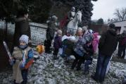 Mateřská škola Velké Meziříčí ve čtvrtek uspořádala oslavu svátku svatého Martina. Ten přijel jak se patří na bílém koni. Nechyběl lampionový průvod a ohňová show.