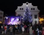 Zaplněné náměstí sledovalo na první adventní neděli rozsvěcení vánoční výzdoby města.