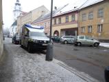 Policie na Štědrý den odpoledne vyšetřovala v hojném počtu případ na konci ulice Komenského.