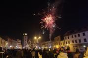 Zaplněné náměstí sledovalo historicky první novoroční ohňostroj.