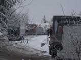 Provoz na obchvatu Velkého Meziříčí kolem 14 hodiny blokovaly uvízlé kamiony.