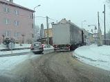 Každou zimu činí okružní křižovatka pod Karlovem velké problémy kamionum.