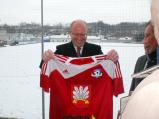 Premiér vlády Bohuslav Sobotka (ČSSD) obdržel na Tržáku 9. února 2017 dres FC Velké Meziříčí.