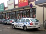Parkování Městské policie 10.2.2017 11:50 před Kauflandem, kde sama policie porušuje dopravní předpisy.
