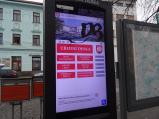 Elektronická úřední deska na náměstí už je od vandalů počmáraná.