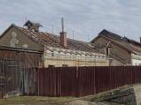 Jatky na Nábřeží u Kauflandu čekají demolice. Dnes se začalo se sundáváním střešní krytiny.