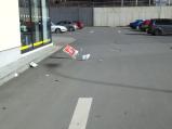 Silný vítr zasáhl Vysočinu. Také u Kauflandu si silný vítr pohrává s odpadky na parkovišti.