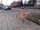  U drogerie se dnes objevila zcela nová lavička.