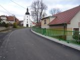 V Kochánově se již jezdní po opravené opěrné zdi a silnici.