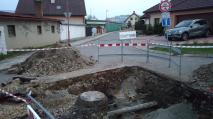 Výkop na Třebíčské je právě uprostřed křižovatky s Jižní.