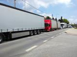 Dopravní nehoda na D1 u Stránecké Zhoře a Velké Meziříčí opět brázdí kamion za kamionem.