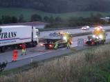 Na dálnici u Meziříčí (směr Praha) se stala v pondělí večer nehoda osobního a nákladního auta.