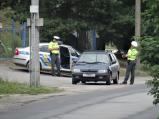 Policejní hlídka dnes řidiče kontrolovala na Uhřínovské ulici.