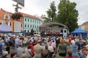 Kulturní léto pokračovalo tuto neděli koncertem dechovkové legendy, která letos slaví 50 let od založení, kapely Mistříňanka.
