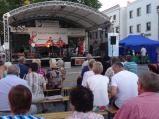 Pohodová muzika s třebíčskou skupinou Šero načala předposlední kulturní víkend na náměstí.